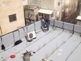 איטום גג בניין משותף באמצעות החלמת יריעות ביטומניות שביצע אמיר מחברת "האחים תמם"